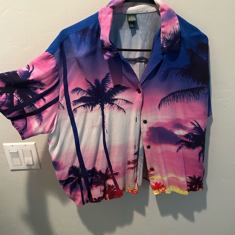 Colorful Hawaiian cropped button up shirt with collar. Size L worn once